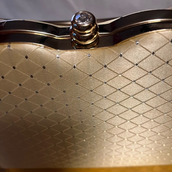 🔥SALE Vintage Gold handbag with Gold-Tone Chain - Picture 6 of 13